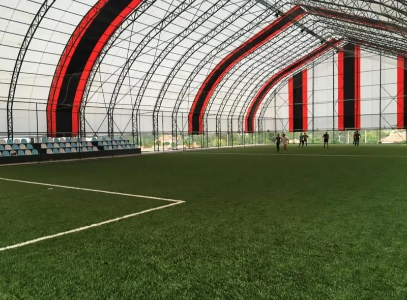 Tribünlü kapalı halı saha iç mekân görünümü