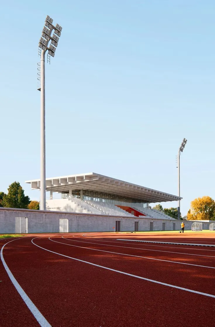 Betonarme tribünlü spor tesisi ve aydınlatma direği